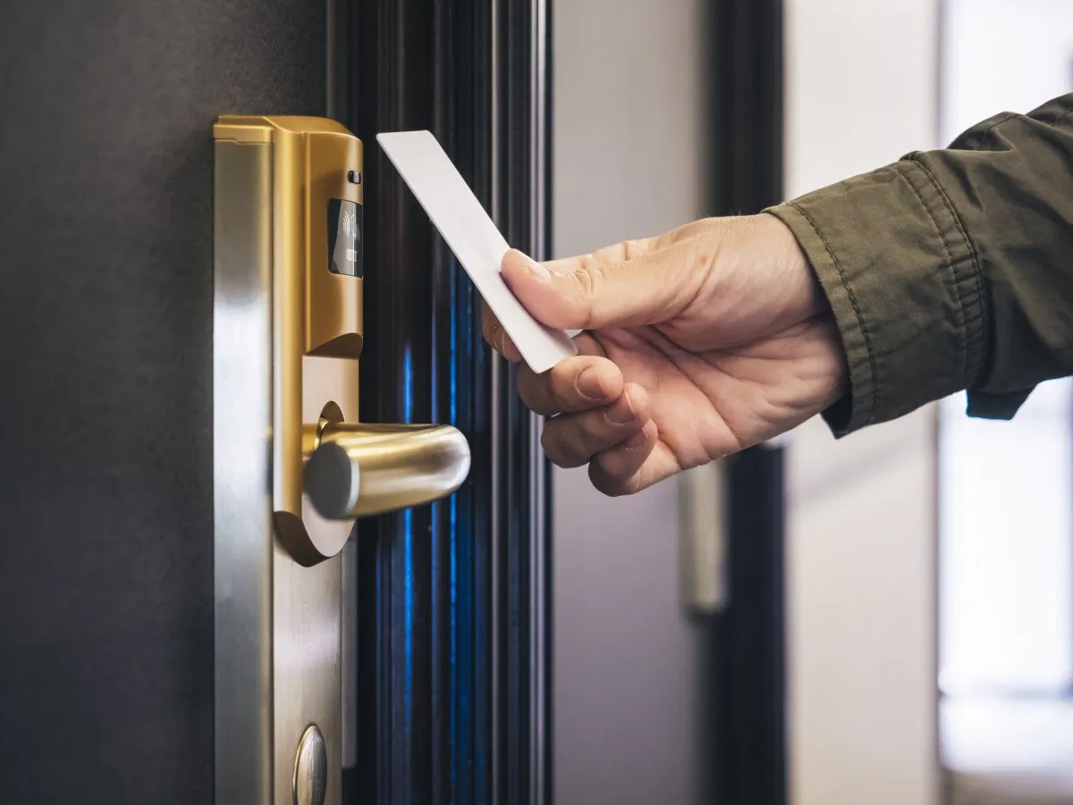 Guest opening hotel door key card 1 – Blogs (2) Guest opening hotel door key card 1 – Blogs (2)